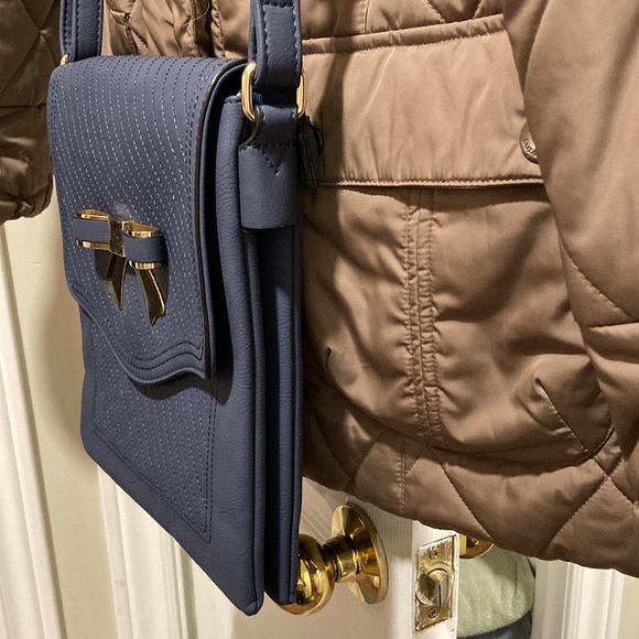 ⭐️ 4x's Host Pick ⭐️ NWOT - Susen Shiny Gold Bow Blue Crossbody Adjustable Strap - Picture 14 of 14